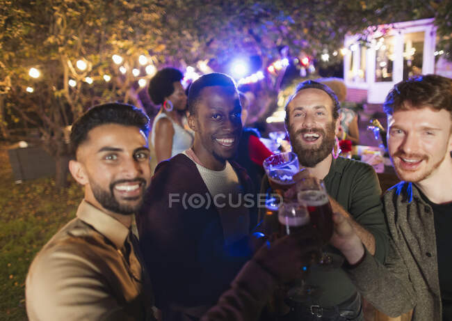 Портрет счастливый мужчина друзья пьют на вечеринке в саду — стоковое фото