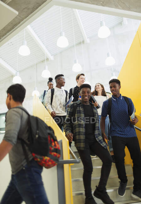 Jeunes lycéens descendant les escaliers — Photo de stock