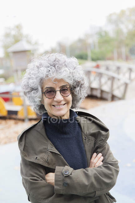 Retrato sonriente, mujer mayor confiada - foto de stock