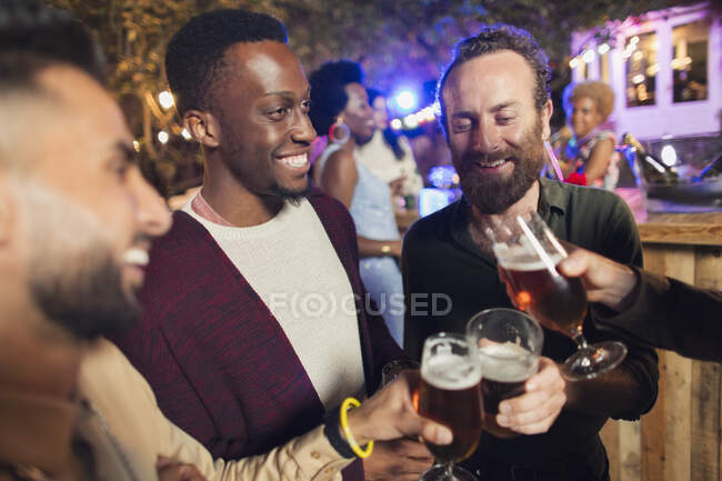 Amici maschi che bevono birre alla festa in giardino — Foto stock