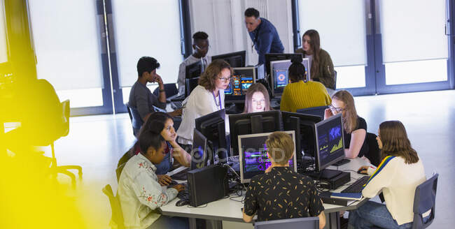 Estudiantes de secundaria usando computadoras en el laboratorio de computación - foto de stock