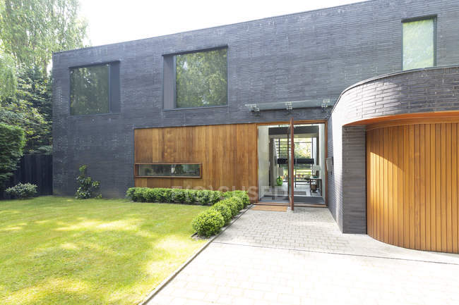 Moderna casa exterior con ladrillo y madera - foto de stock