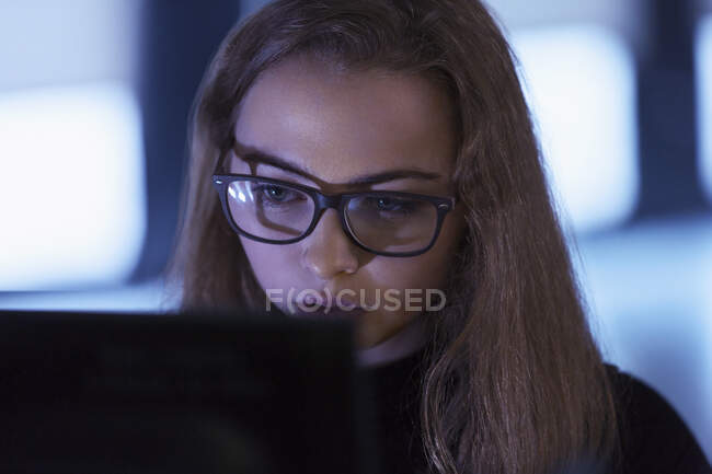 Adolescente focada em óculos usando laptop — Fotografia de Stock