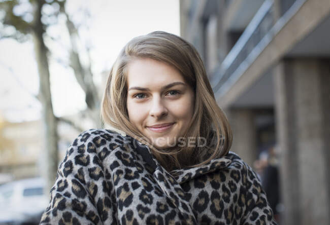 Porträt selbstbewusste junge Frau im Mantel mit Leopardenmuster — Stockfoto