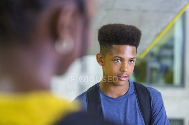 Estudiante de secundaria enfocado escuchando - foto de stock
