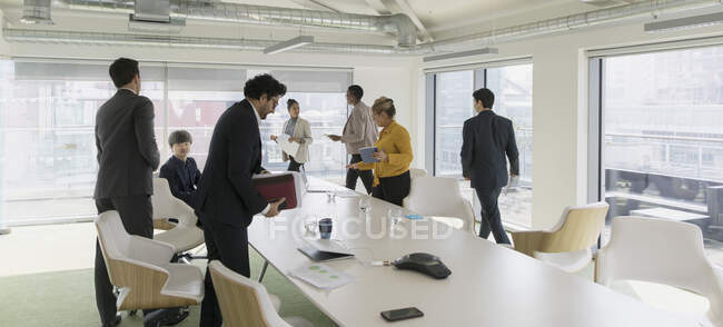 Empresários que saem da sala de conferências — Fotografia de Stock