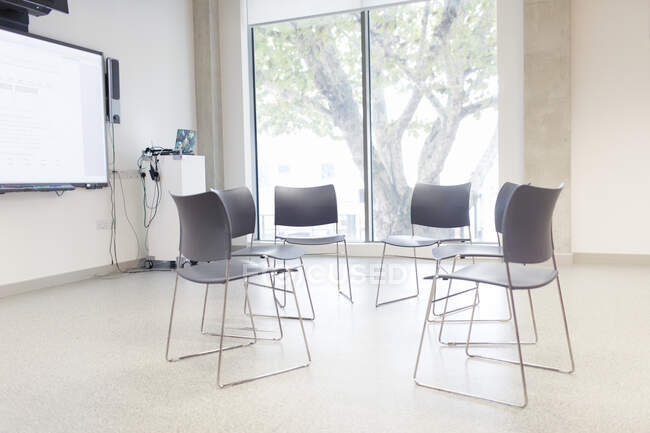 Cadeiras organizadas em círculo na sala de aula do centro comunitário — Fotografia de Stock