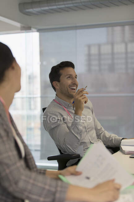 Hombre de negocios riendo en la reunión de la sala de conferencias - foto de stock