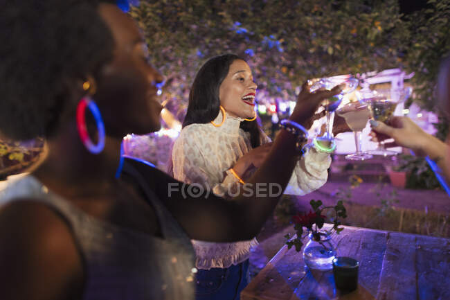 Jovens amigas felizes bebendo coquetéis na festa do quintal — Fotografia de Stock