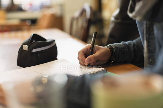 Молодой студент колледжа учится в кафе — стоковое фото