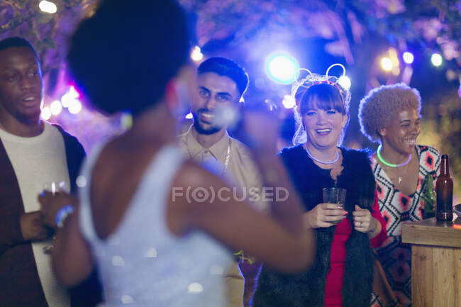 Щасливі друзі п'ють і співають караоке на садовій вечірці — стокове фото