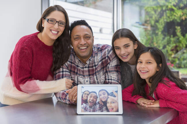 Retrato família feliz com selfie tablet digital — Fotografia de Stock