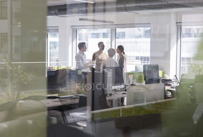 Uomini d'affari che parlano, riunione nell'ufficio open space — Foto stock