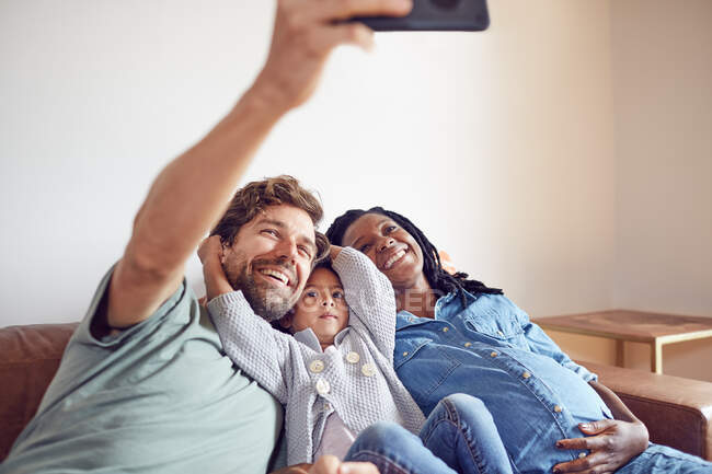 Felice incinta giovane famiglia prendendo selfie — Foto stock