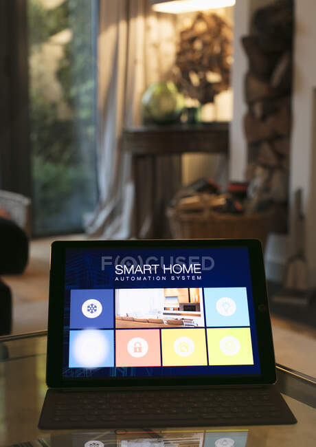 Sistema domotico intelligente su tablet digitale — Foto stock