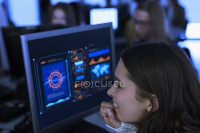 Sorrindo estudante júnior usando o computador no laboratório de informática — Fotografia de Stock