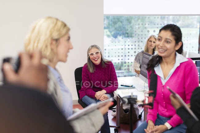Community college journalism students in classroom — Stock Photo