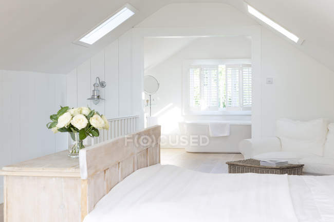 White a-frame home showcase Schlafzimmer mit Bad en suite — Stockfoto