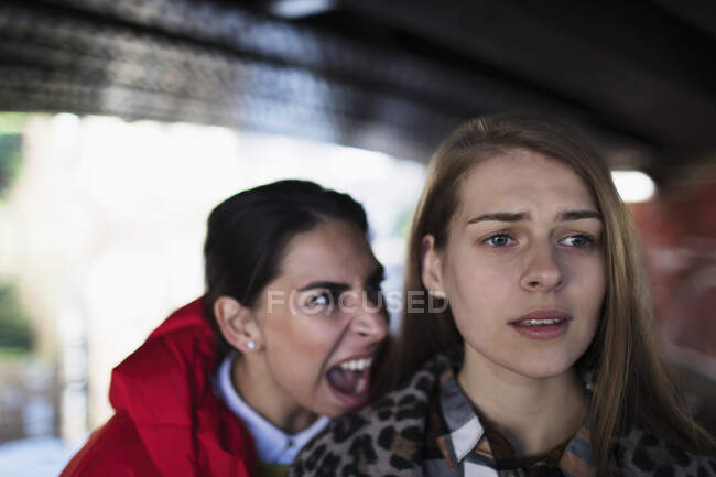 Mujer joven enojada gritándole a un amigo - foto de stock