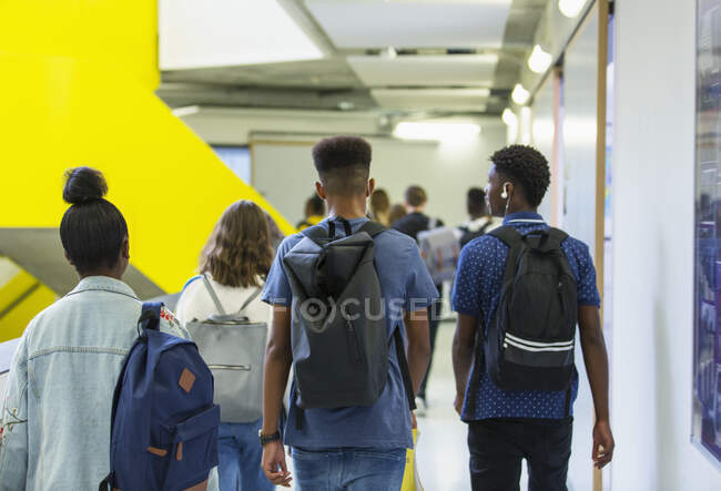 Alunos do ensino médio caminhando no corredor — Fotografia de Stock