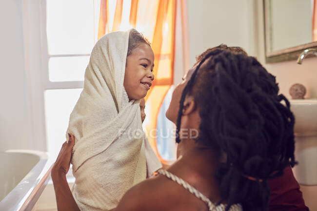 Mãe feliz secagem filha fora com toalha após o banho — Fotografia de Stock