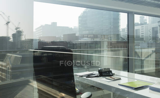 Oficina soleada y urbana de rascacielos - foto de stock