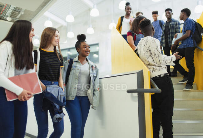 Alunos do liceu a andar pelas escadas — Fotografia de Stock