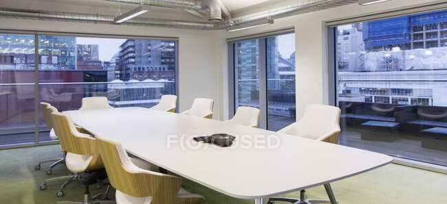 Konferenztisch im modernen, städtischen Konferenzraum — Stockfoto