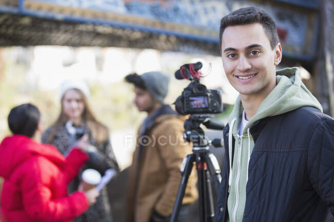 Ritratto fiducioso giovane uomo vlogging con gli amici — Foto stock