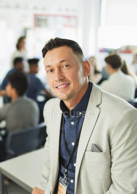 Retrato confiado maestro de escuela secundaria masculino en el aula - foto de stock