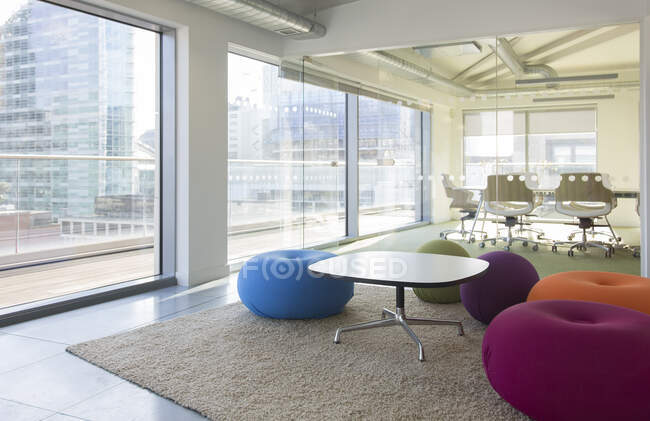Espacio de oficina de planta abierta creativa con sillas de bolsa de frijol - foto de stock