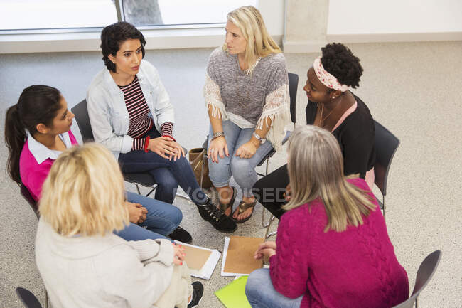 Grupo de apoyo a las mujeres hablando en círculo - foto de stock