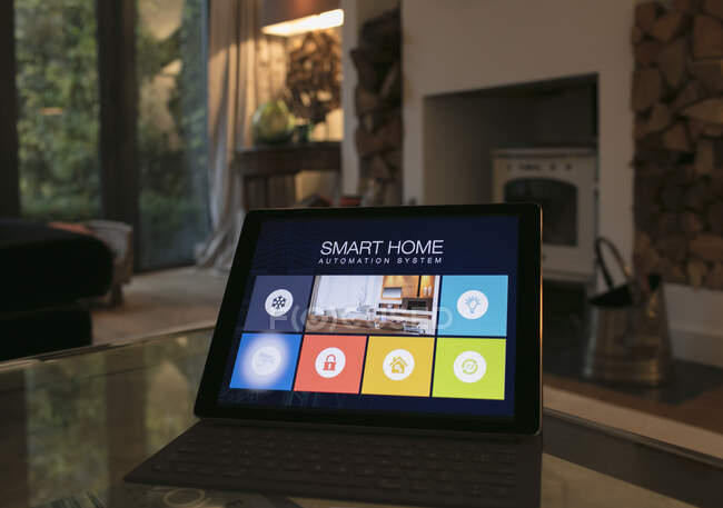 Sistema de domótica inteligente en tableta digital en sala de estar - foto de stock