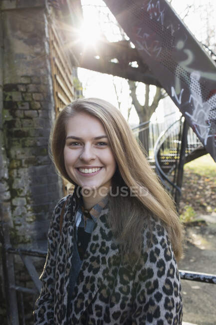 Portrait smiling young woman in urban park — Stock Photo