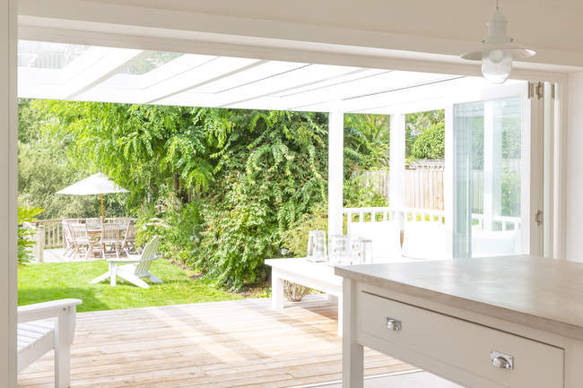 Casa vitrine cozinha aberta para pátio de verão e jardim — Fotografia de Stock