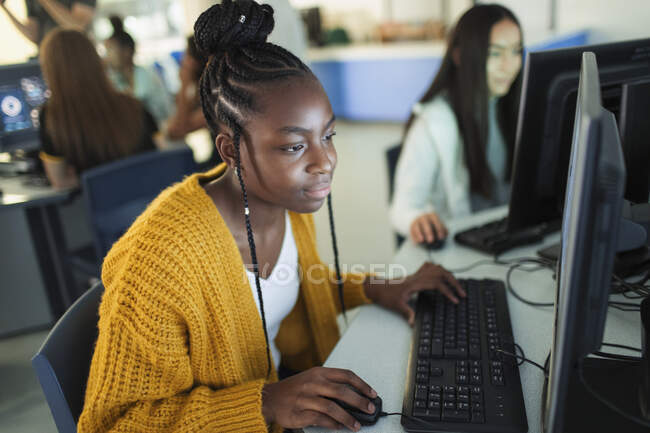 Konzentrierte Realschülerin nutzt Computer im Computerraum — Stockfoto