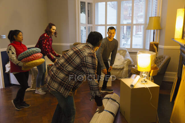 Friends with belongings moving house — Stock Photo