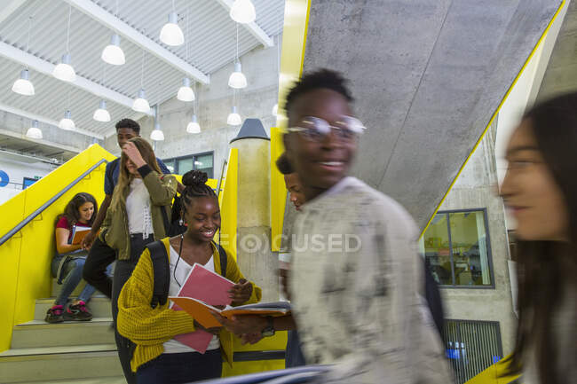 Studenti delle medie che frequentano le scale — Foto stock