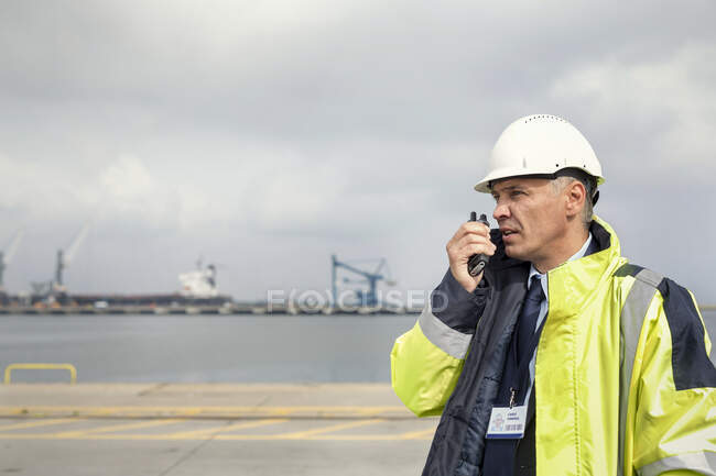 Hafenmanager mit Walkie-Talkie in der Werft — Stockfoto