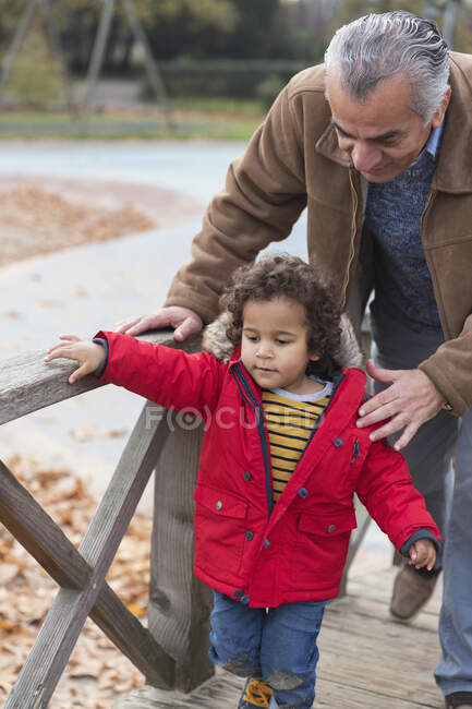 Abuelo caminando con su nieto - foto de stock