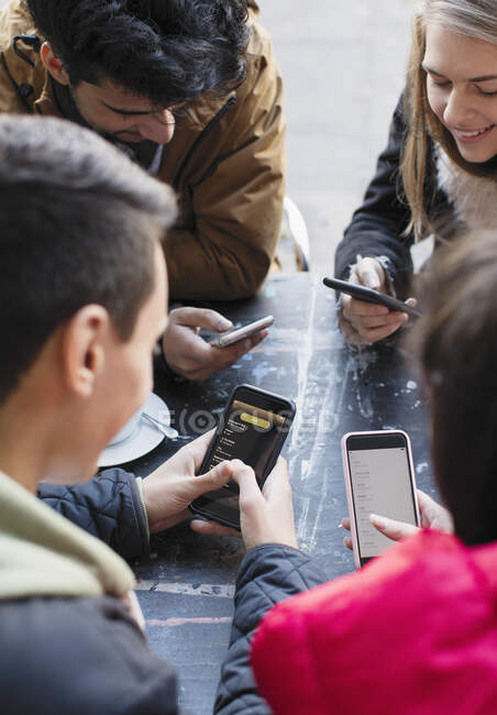 Jovens amigos adultos usando telefones inteligentes — Fotografia de Stock