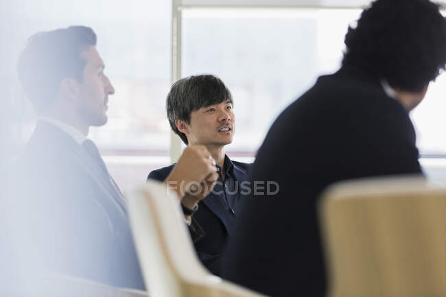 Hommes d'affaires à l'écoute dans la salle de conférence — Photo de stock