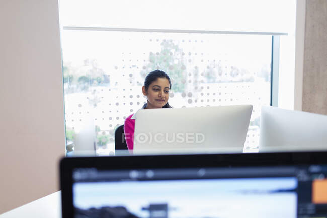 Estudante universitária dedicada comunidade feminina usando computador em sala de aula de laboratório de informática — Fotografia de Stock