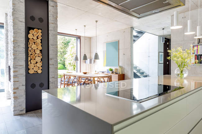 Cozinha moderna em plano aberto e sala de jantar — Fotografia de Stock