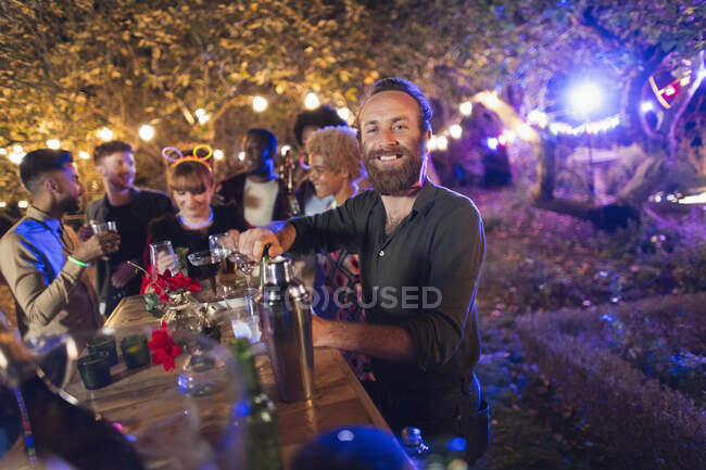 Портрет счастливый мужчина бармен для друзей на вечеринке в саду — стоковое фото