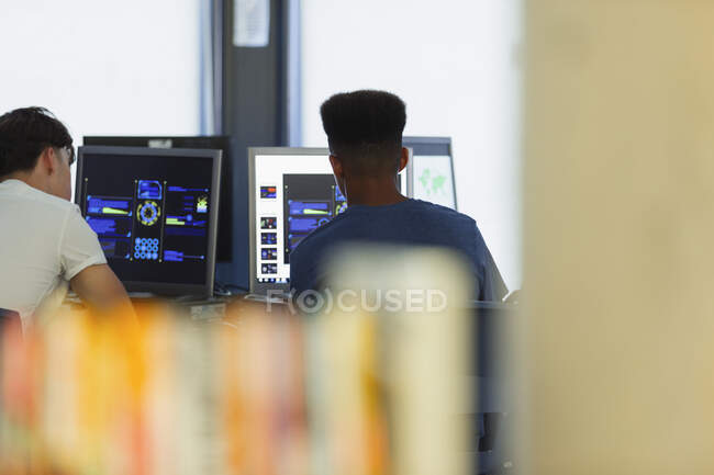 Estudantes do ensino médio usando computadores no laboratório de informática — Fotografia de Stock