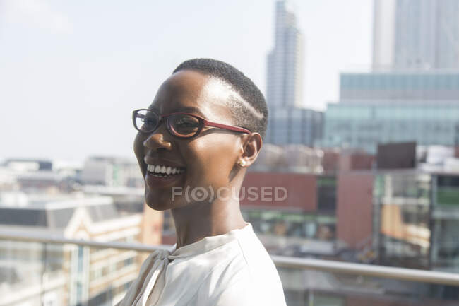Счастливая деловая женщина на солнечном городском балконе — стоковое фото