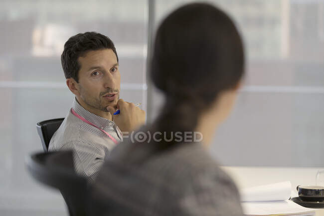 Уважний бізнесмен слухає колегу на зустрічі — стокове фото