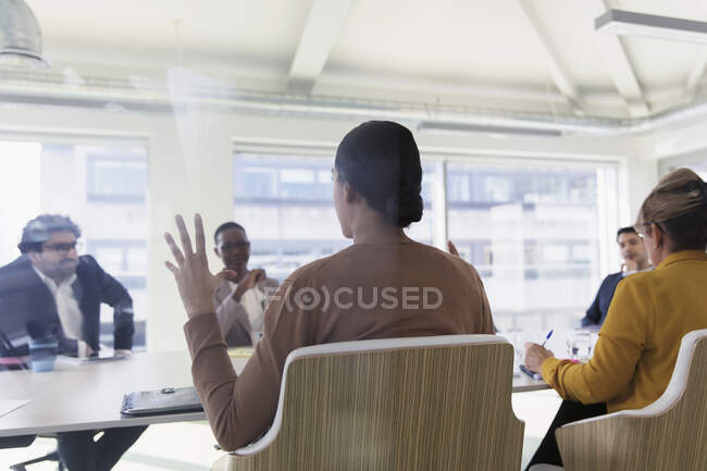 Ділові люди розмовляють у конференц-залі зустріч — стокове фото