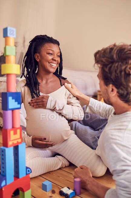 Felice coppia incinta parlando — Foto stock
